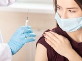 KORONAVÍRUS Vedci upozorňujú na nepríjemný možný vedľajší účinok očkovania: Vyskytuje sa len u žien