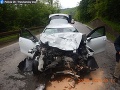 Vodič sa snažil pri predbiehaní vyhnúť čelnej zrážke: Strhol volant a narazil do traktora
