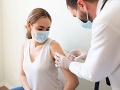 KORONAVÍRUS Vedci upozorňujú na tieto možné zmeny u žien po očkovaní