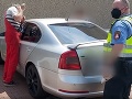 Dráma na parkovisku: VIDEO Stačila sekunda a dievčatko (2) sa v horúcom počasí zamklo v aute!