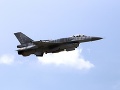 Stíhačka F-16 narazila do budovy: Zranenia utrpeli dvaja ľudia, pilot sa stihol katapultovať