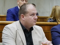FOTO Šokujúci úkaz v parlamente: Mlčanlivý poslanec prišiel za pultík a ... po takmer 6 rokoch prehovoril!