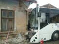 FOTO V Huncovciach narazil autobus do rodinného domu: Viacerí cestujúci skončili v nemocnici