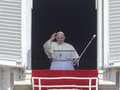 Pápež vystúpil na verejnosti prvýkrát po operácii: Nedeľnú modlitbu viedol z nezvyčajného miesta