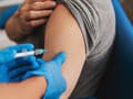 KORONAVÍRUS Britská vláda sa rozhodla pozastaviť očkovanie väčšiny detí a dospievajúcich