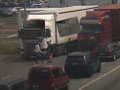 VIDEO Toto ste ešte asi nevideli: Prekvapenie v Česku! Cyklista (57) vybrzdil na križovatke kamión