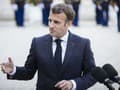 KORONAVÍRUS Francúzsky prezident pripúšťa očkovanie dôchodcov treťou dávkou vakcíny