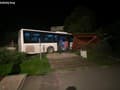 FOTO Nehoda neďaleko Košíc: Vodič škody nedal prednosť autobusu, ten zdemoloval zastávku