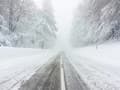 Vodiči, dajte si pozor na cestách aj dnes: Hrozí poľadovica, na niektorých úsekoch je sneh a hmla