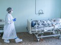Situácia v nemocniciach sa zhoršuje: Lôžka sa reprofilizujú, ale počet pacientov stále pribúda