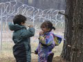 Minsk viní Varšavu z eskalácie situácie: Podľa Poľska na hranici útočia aj deti