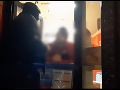 Majiteľ burgerárne vyhlásil vojnu hygienikom aj polícii: VIDEO Agresívny aj po astronomickej pokute