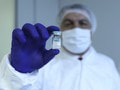 Turecký minister zdravotníctva Fahrettin Koca drží ampulku s prvou vakcíny proti koronavírusu vyvinutej v Turecku