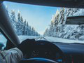 Snehové jazyky a silný vietor potrápia aj vodičov: Pozor si dajte najmä v týchto okresoch