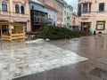 VIDEO Pýcha mesta a ozdoba Vianoc skončila na zemi: Silný vietor zničil desaťmetrový vianočný stromček