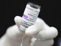 Najväčší svetový výrobca vakcín zastavil produkciu látky od AstraZenecy