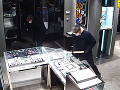 VIDEO z krádeže luxusných hodiniek v Prahe: Besné rozbíjanie kladivami, škoda 20 miliónov!