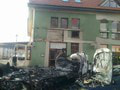 Hasiči z Holíča momentálne zasahujú pri výbuchu propán-butánových fliaš s následným požiarom v meste Skalica.