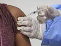 KORONAVÍRUS EMA schválila 2. posilňujúcu dávku proticovidovej vakcíny pre ľudí nad 80 rokov
