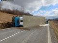 FOTO Prevrátený kamión spôsobil komplikácie: Polícia musela uzavrieť cestu