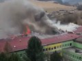 AKTUÁLNE V Spišskej Novej Vsi horí domov dôchodcov! Hrozivé VIDEO, strecha v plameňoch a hustý dym