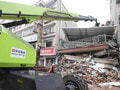 Minulotýždňové zrútenie výškovej budovy v Číne si doposiaľ vyžiadalo 26 obetí