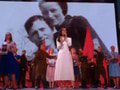 VIDEO Neuveriteľné faux pas v ruskej televízii: Koncert na deň víťazstva, medzi fotkami sa objavili Bonnie a Clyde!