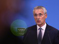 Šéf NATO Stoltenberg má KORONAVÍRUS: Pracovať bude z domu