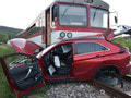 Hororová zrážka auta s vlakom: Vrtuľník musel transportovať ťažko zranené dievča