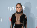 Pekelne sexi 50-nička! Jennifer Lopez na premiére v odvážnych šatách… Bez nohavičiek aj podprsenky!