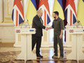 Ukrajinský prezident Volodymyr Zelenskyj (vpravo) a britský premiér Boris Johson si podávajú ruky po spoločnej tlačovej konferencii v Kyjeve v piatok 17. júna 2022.