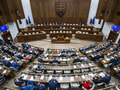 Poslanci nepodporili návrh na rozšírený príspevok na bývanie: Plénum odmietlo aj novelu o diaľničnej známke