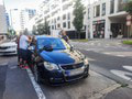 Dráma v Bratislave: Polícia zachraňovala dieťa uväznené v aute, rodič zabuchol kľúče!