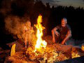 Dvaja turisti založili oheň v prírode, potom na nich zaútočil... Noc museli stráviť na strome!