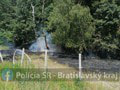 V blízkosti diaľnice D2 horí trávnatý porast: Na mieste zasahujú hasiči