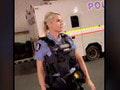 VIDEO Chlapi totálne uviedli do rozpakov atraktívnu policajtku: No povedzte, bolo by vám toto príjemné?!