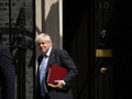 Boris Johnson sa lúčil v parlamente: Spolustraníci ho odprevadili potleskom postojačky