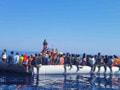 Do Talianska za posledný deň dorazila vyše tisícka migrantov: Päť mŕtvych tiel na palube