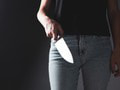 Žena s nožom ohrozovala personál banky v Banskej Bystrici: Zasahovať museli kukláči