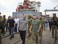 FOTO Zelenskyj dohliadal na naloženie prvej lode ukrajinským obilím určeným na vývoz
