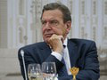 Exkancelára Schrödera nevylúčia z SPD napriek väzbám na Putina