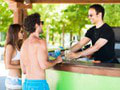 Turisti si boli vypiť v bare na gréckom ostrove: Keď im doniesli účet, skoro ich prekotilo