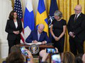 Biden za USA zavŕšil ratifikáciu vstupu Fínska a Švédska do NATO