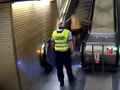 Bizarný útek pred políciou v Prahe! VIDEO Zlodej sa dostal na eskalátor v protismere
