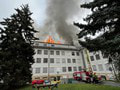 VIDEO V Ústrednej vojenskej nemocnici v Prahe vypukol požiar: Strecha budovy je úplne zničená