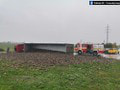 VODIČI POZOR Na ceste z Galanty na Šaľu sa prevrátilo nákladné auto s cukrovou repou: Cesta je uzatvorená