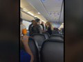 Ľudia len čumeli na to, čo si pasažierka vzala na palubu lietadla: Veľmi podivný spoločník!