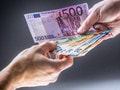 Žena prišla pre internetový podvod o 2500 eur: Podvodná SMS stála ďalšieho muža 3700 eur