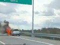 VIDEO Požiar vozidla priamo na diaľnici! Hasiť ho museli na mieste, zasahovala polícia
