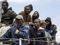 Na taliansky ostrov prišlo vyše 3-tisíc migrantov, pri Tunisku sa 29 ľudia utopili